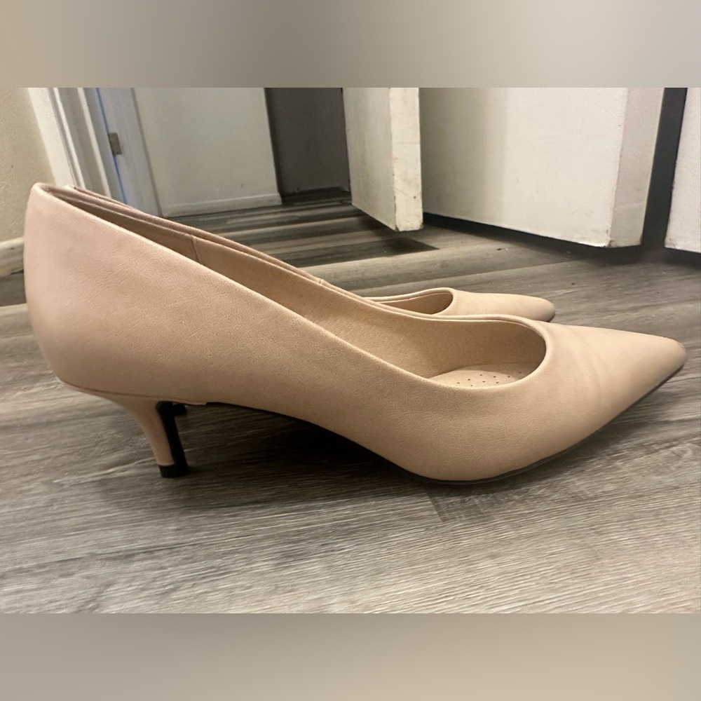 Nude pumps